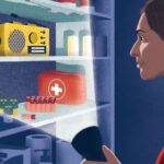 Titelbild der Broschüre des Bundesamtes f Katastrophenschutz: eine Freu leuchtet mit einer Taschenlampe in ein Not-Vorratsregal.