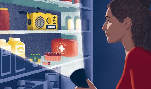 Titelbild der Broschüre des Bundesamtes f Katastrophenschutz: eine Freu leuchtet mit einer Taschenlampe in ein Not-Vorratsregal.